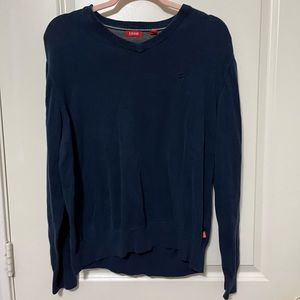 IZOD Men’s PullOver Sweater in size Med and in blue